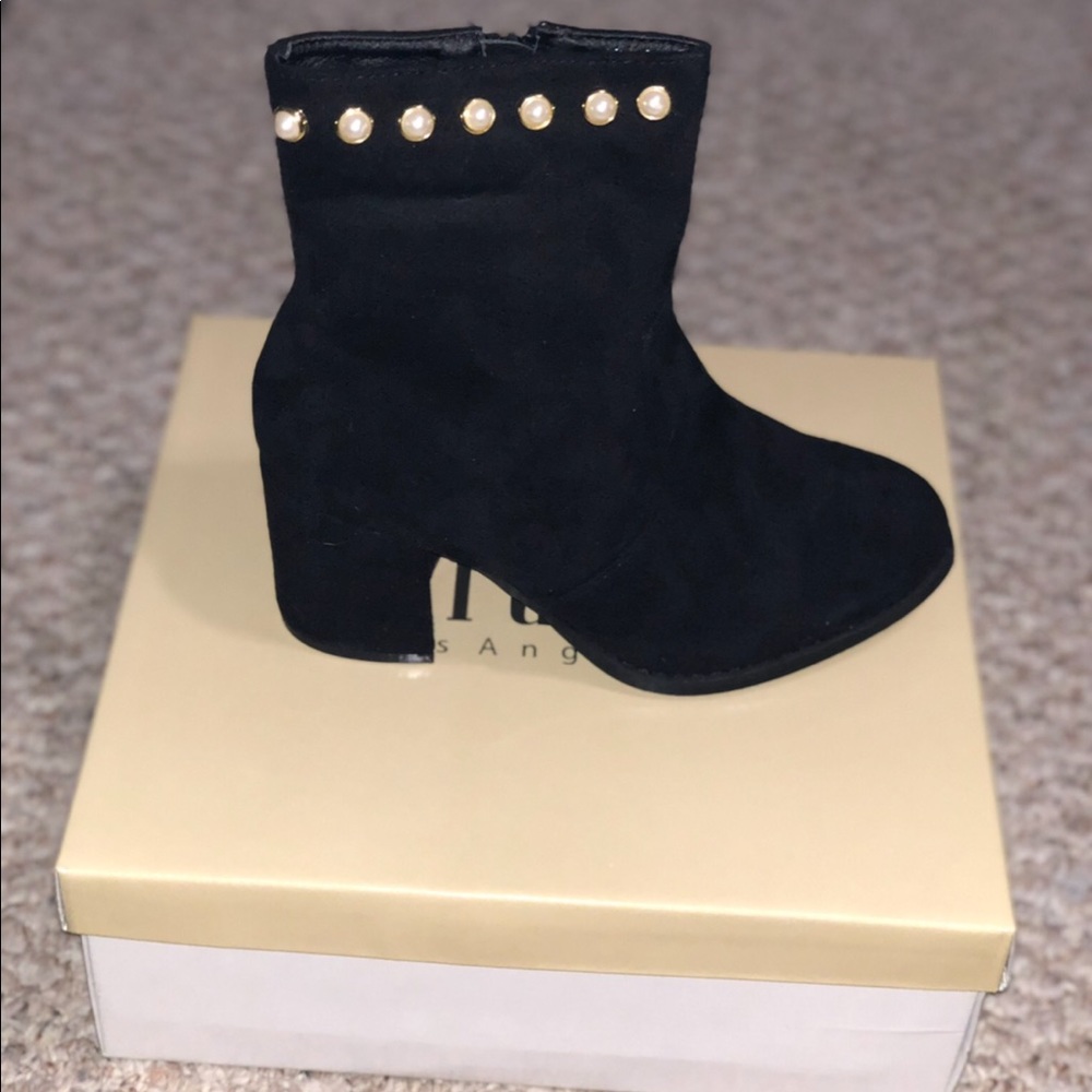 Black booties with Pearls